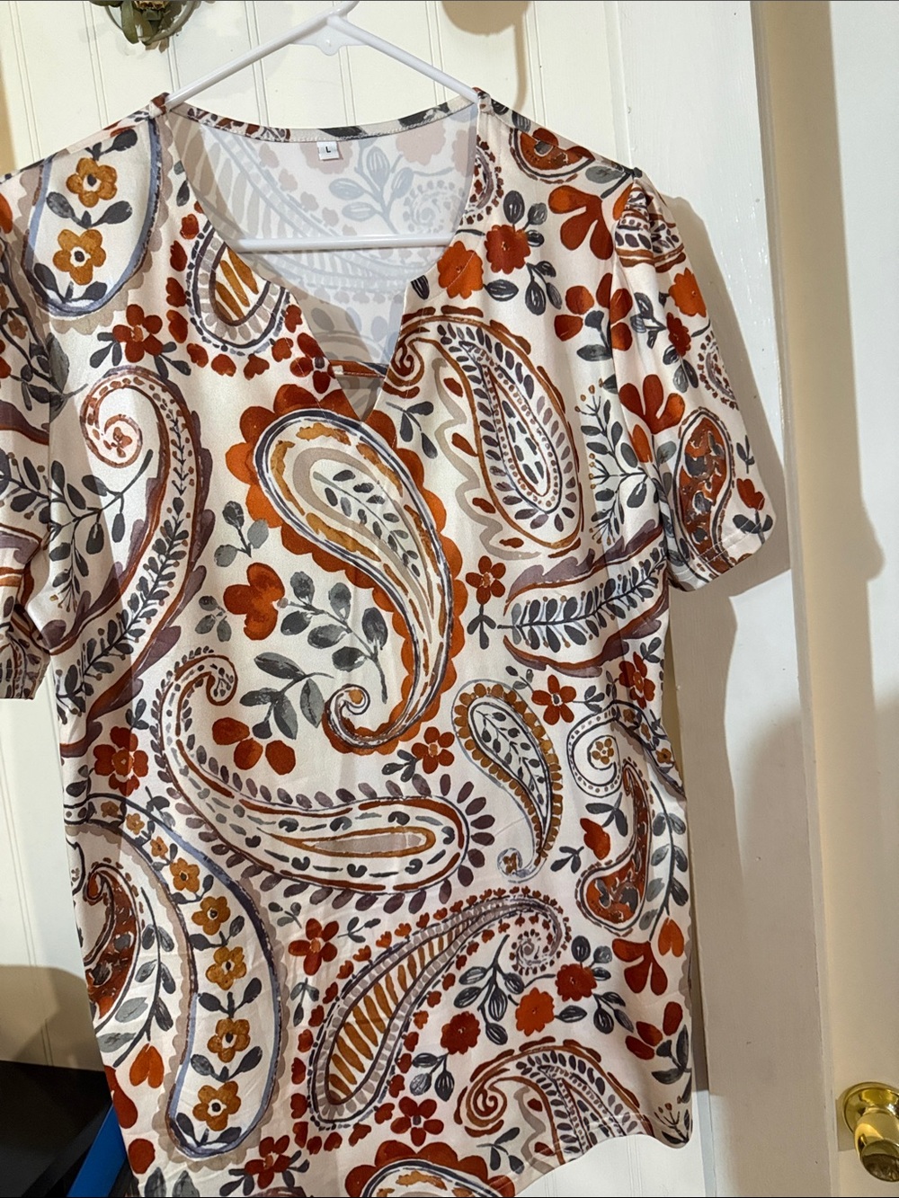 Women’s Paisley Short-Sleeve V-Neck Top in Cream and Rust